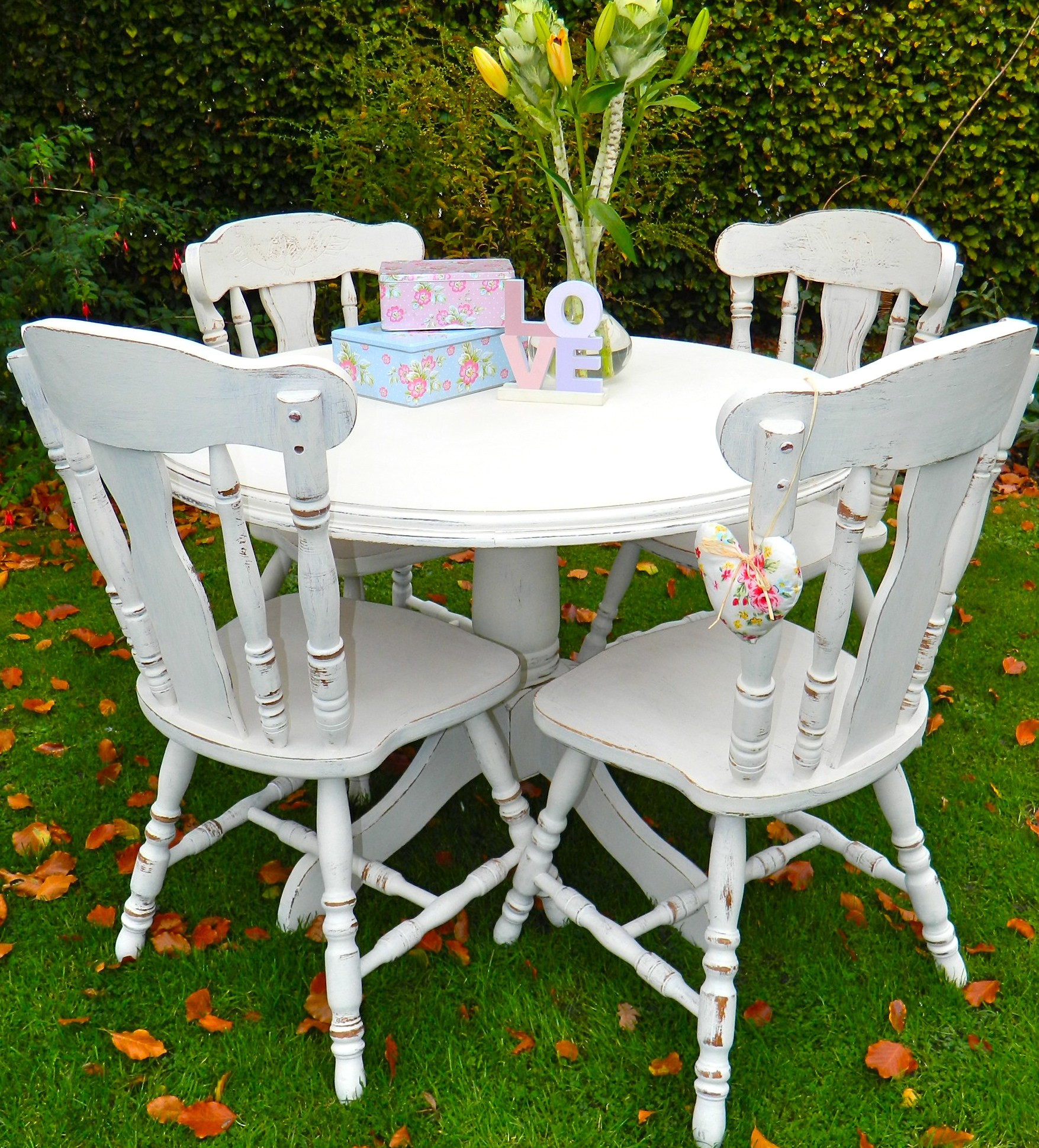 Shabby chic round discount dining table and chairs