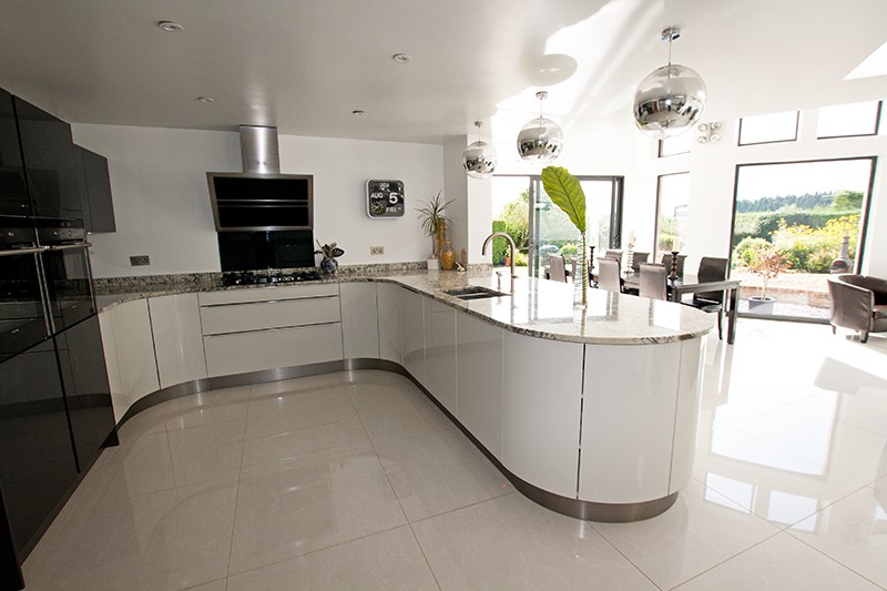 2-Curved-U-shaped-kitchen-design