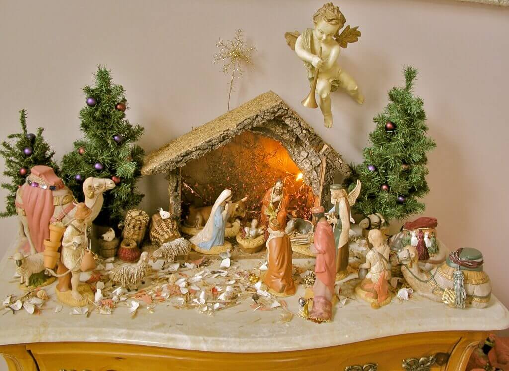 Nativity-Scene-Christmas-Table-Display