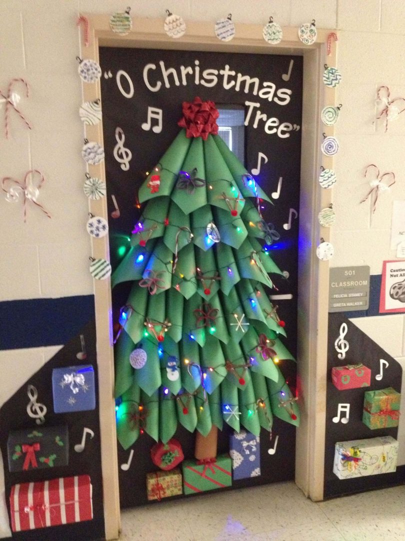 50 Unique Christmas Door Decorations Ideas with Images