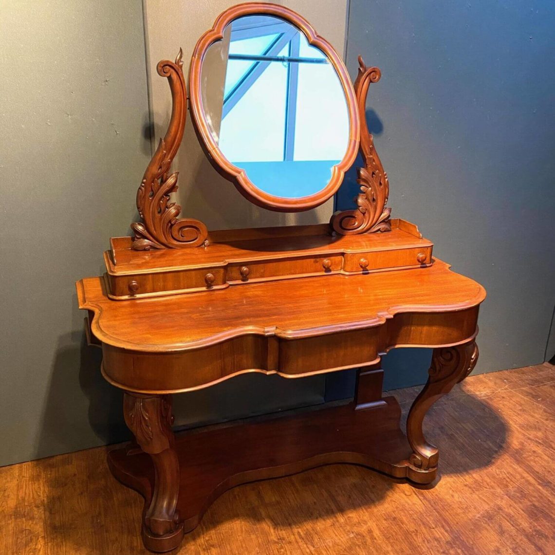 How to Choose an Antique Dressing Table with Mirror