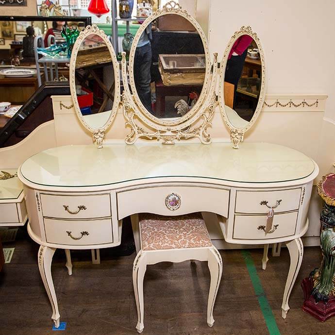 How to Choose an Antique Dressing Table with Mirror